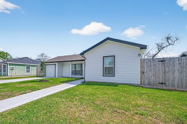 Building Photo - 2202 Alabama St