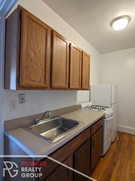 Building Photo - 953 W Cornelia Ave