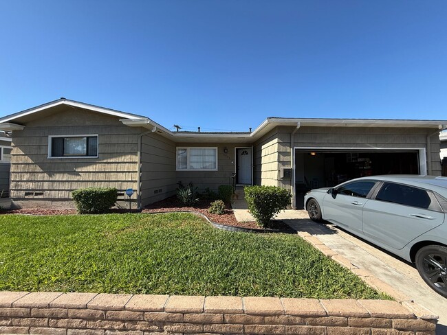 Building Photo - 5BD 3 BA with a Great Yard!