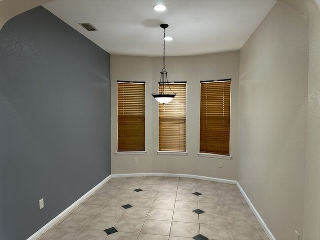 Building Photo - Weston Ranch 4 Bedroom 2.5 Bathroom Home