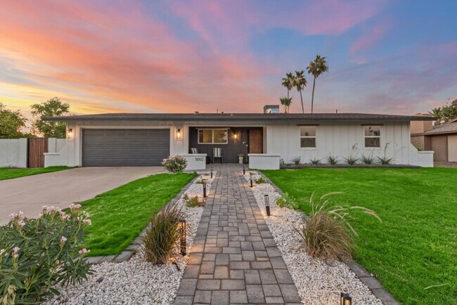 Building Photo - 5002 E Paradise Dr