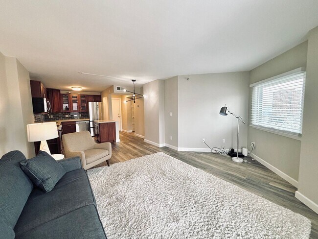 Building Photo - Beautiful 1 bed 1 bath executive condo! Heated parking, gym, sauna!