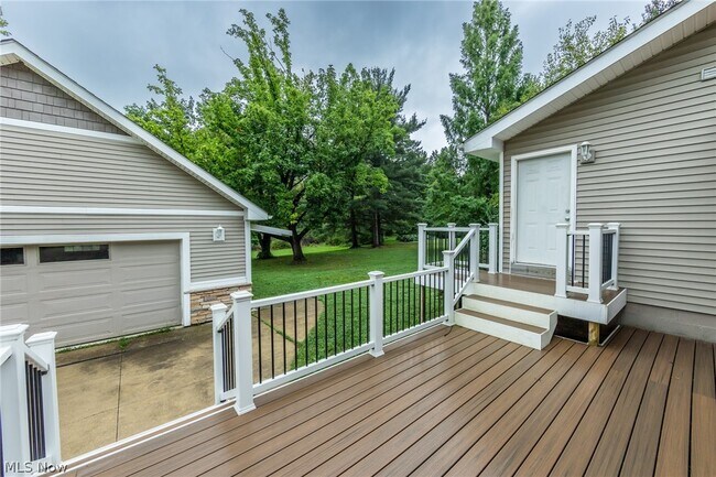 Building Photo - 9423 Highland Dr