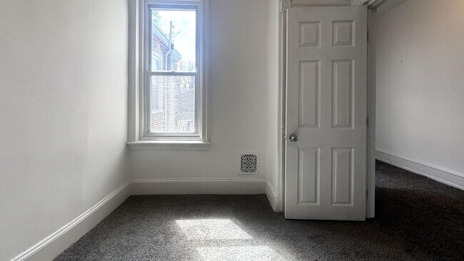 Building Photo - Philly Bi-Level: Modern & Bright