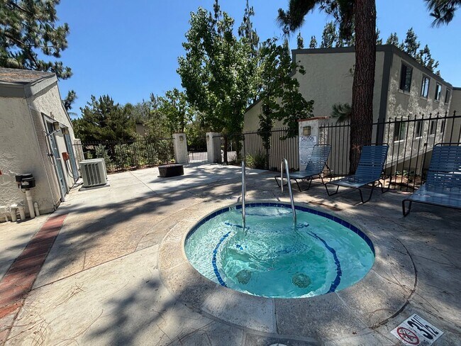Building Photo - Clean 2 bedroom condo located near downtown Fullerton