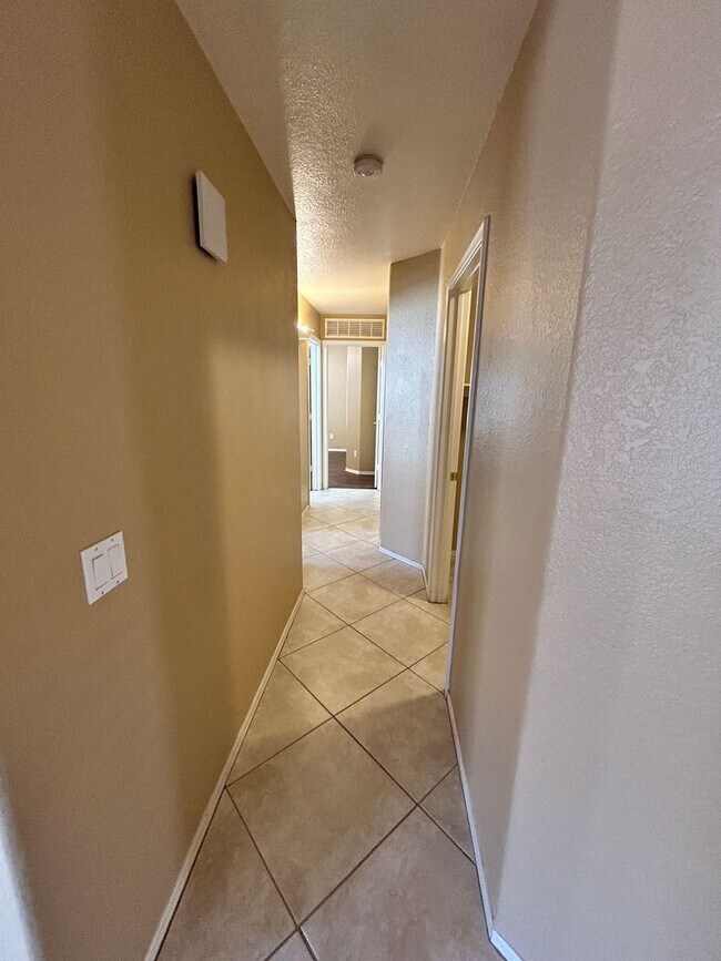 Building Photo - ? Large 4Bdm 3Ba Avondale Home *NO* Carpet ?