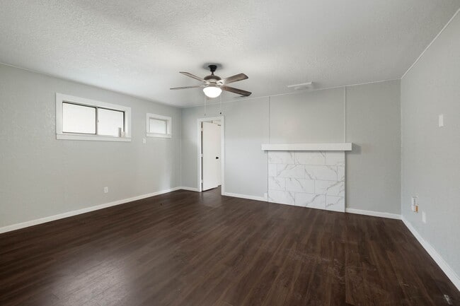 Building Photo - 323 Craigmont Ln
