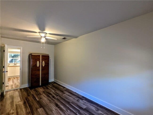 Building Photo - 812 Hill Wood Dr