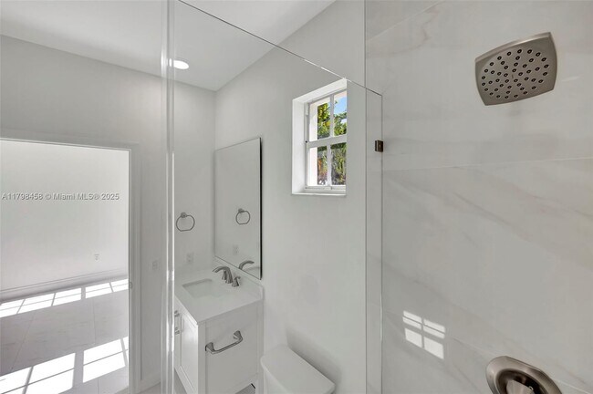 Building Photo - 6841 SW 71st Ave