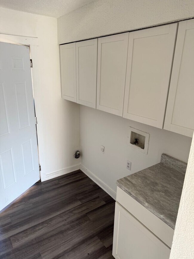 Building Photo - Newly Updated 2 Bed / 1 Bath Duplex