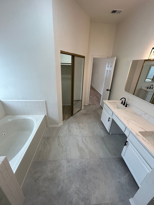 Building Photo - 1131 Holly Dr