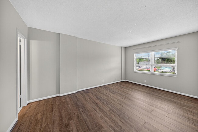 Building Photo - 1831 NE 38th St