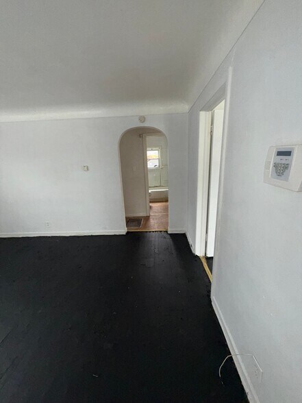 Building Photo - 246 E York Ave