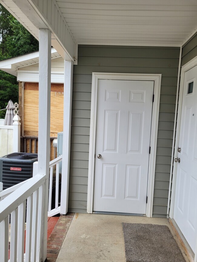 Building Photo - 117 Gatwick Ct