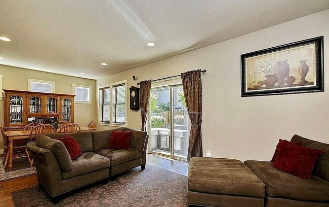 Building Photo - 3 Bed, 2.5 Bath Tigard Home with Entertain...
