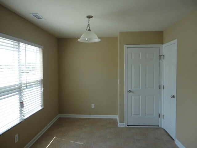 Building Photo - 1002 Collington Dr