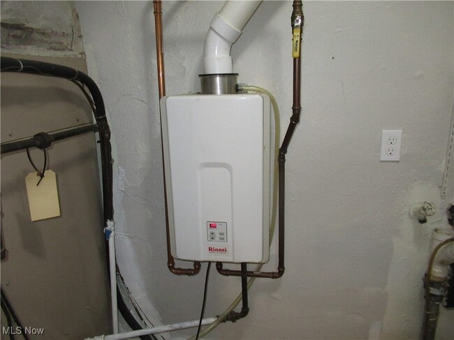 Building Photo - 18712 Parkmount Ave