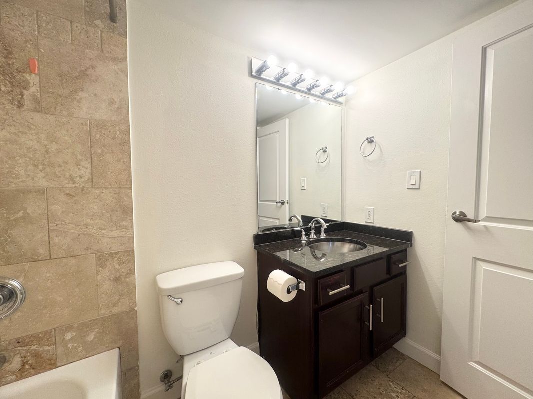 Building Photo - 700 E 8th St