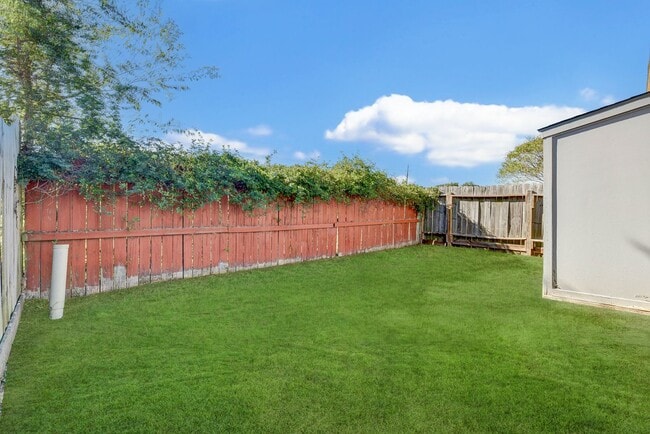 Building Photo - Spacious 2-Bedroom + Study Home in Hockley – Move-In Ready!