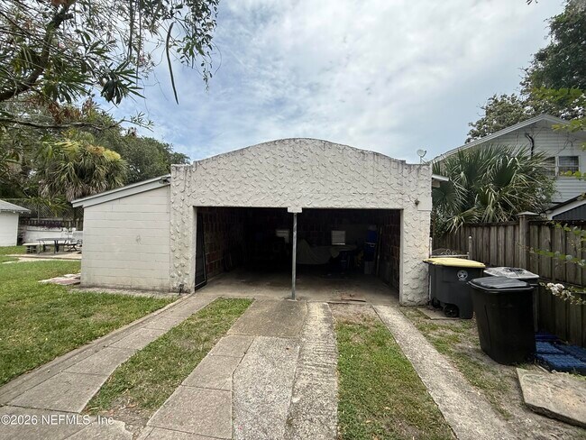 Building Photo - 1643 Mallory St