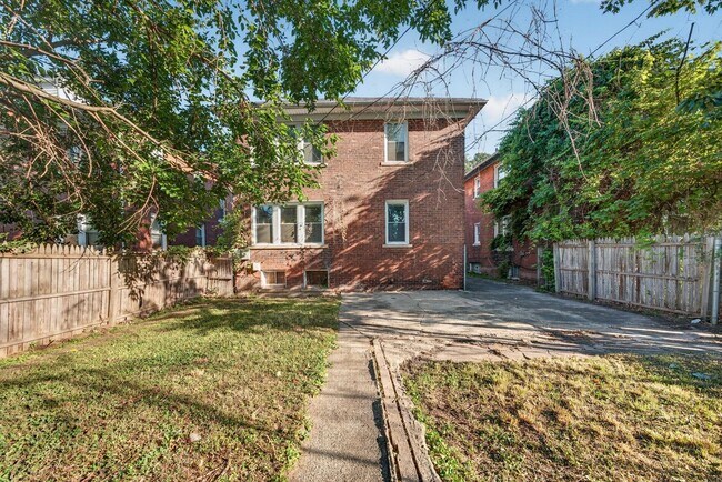 Building Photo - 2025 Calvert Ave