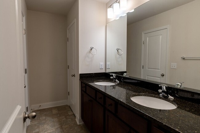 Building Photo - Modern Living in the Heart of Summerville!