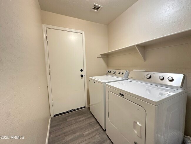 Building Photo - 8760 W Adam Ave