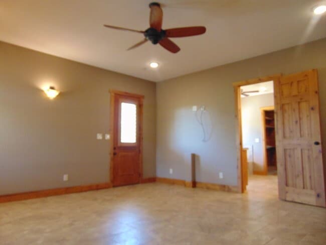 Building Photo - Majestic 3 Bed Mid MO Ranch!