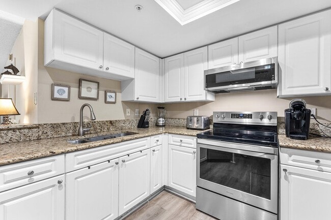 Building Photo - 1000 Crestwood Ct S