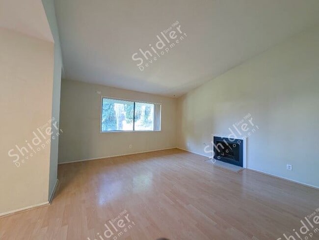 Building Photo - 2 Bed 1 Bath No one Above You