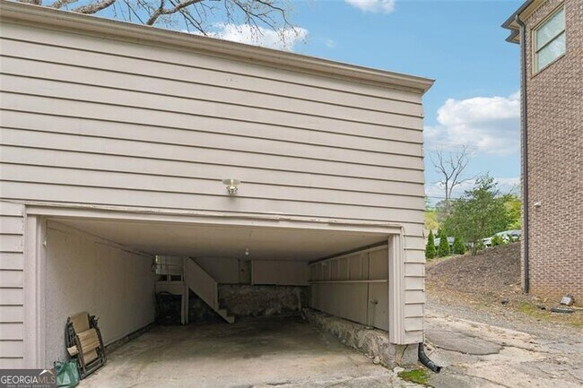 Building Photo - 2116 E Roxboro Rd NE