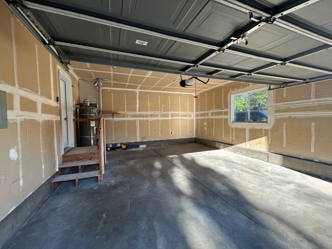 Building Photo - 1073 NE Hidden Valley Dr
