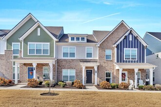 Building Photo - Hendersonville Townhome