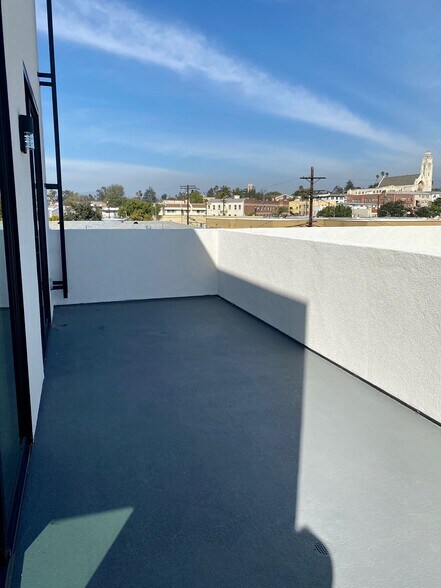 Outdoor deck with views - 2826 S Norton Ave