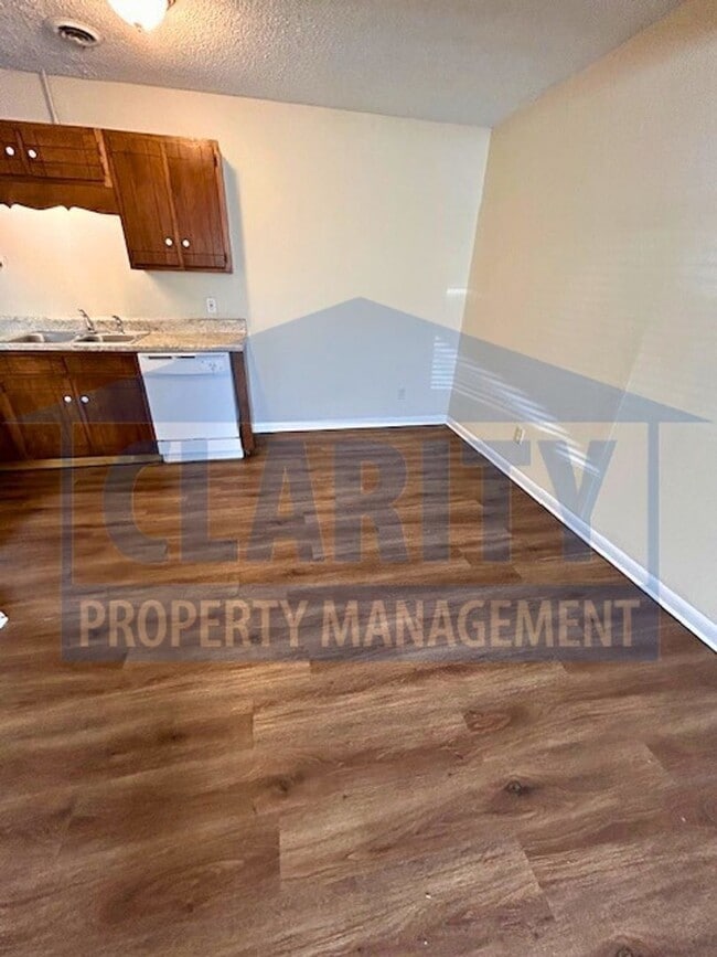 Building Photo - Two bedroom apt near Cleveland State!