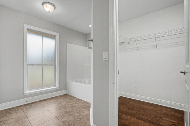 Building Photo - HEART OF DAPHNE!