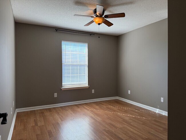 Building Photo - 11 Newcastle Dr