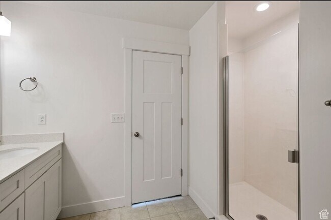Building Photo - "Spacious 3-Bed Townhouse in Herriman – Yo...