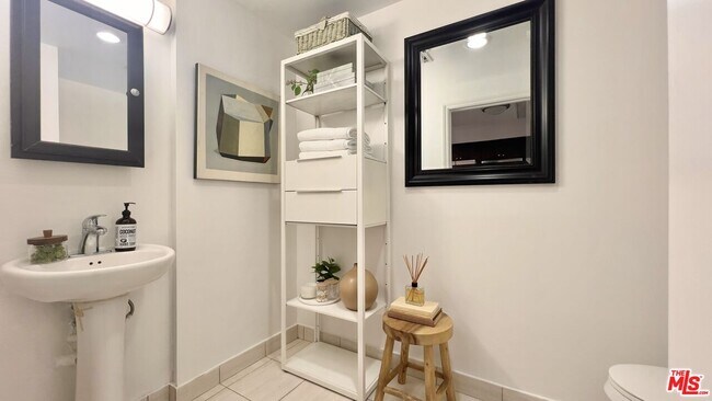 Building Photo - 5633 Carlton Way