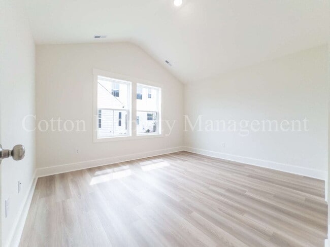 Building Photo - 29 W Pioneer Wy