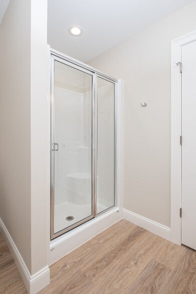 Building Photo - 12 Edgewater Cir