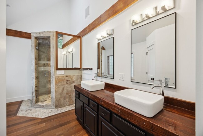 Building Photo - Available 6/15. Stunning, Fully-Rennovated...