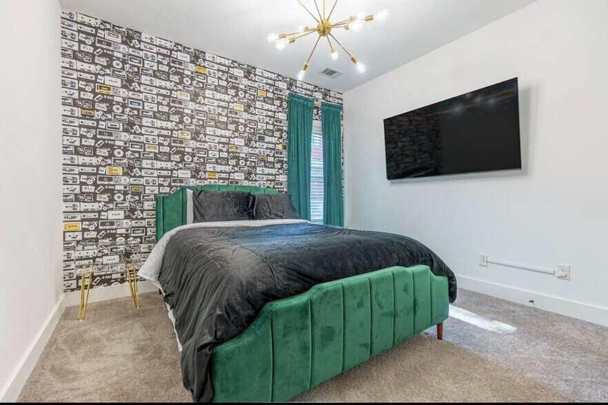 Building Photo - 1702 Netherwood Ave