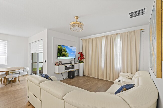 Building Photo - 8906 Dahlia Cir