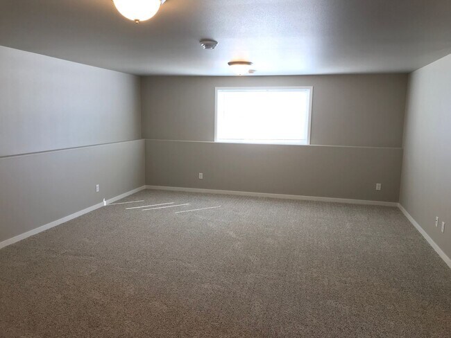 Building Photo - 4 Bed 3 Bath Single Family Home