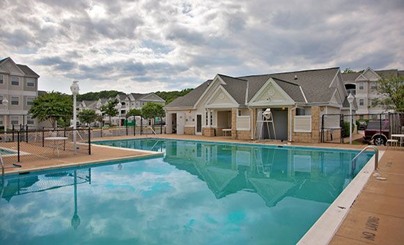 Outdoor Swimming Pool & Sun Deck - Woodland Creek