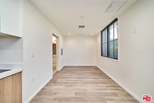 Building Photo - 951 S Wilton Pl