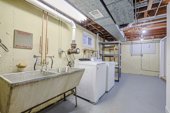 Building Photo - 650 Patricia Ln