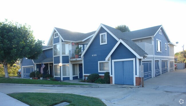 Primary Photo - 628-638 E Badillo St