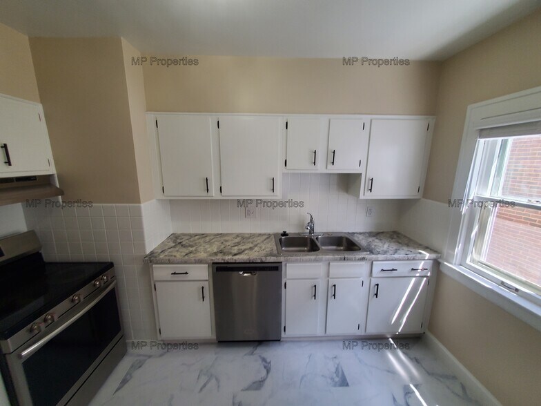 Building Photo - 1302 Hathaway Ave